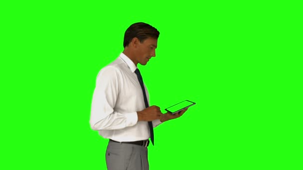 Empresário usando seu tablet pc — Vídeo de Stock