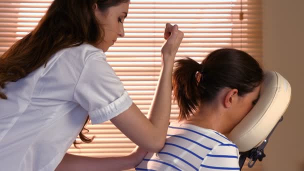 Mulher desfrutando de uma massagem cadeira — Vídeo de Stock