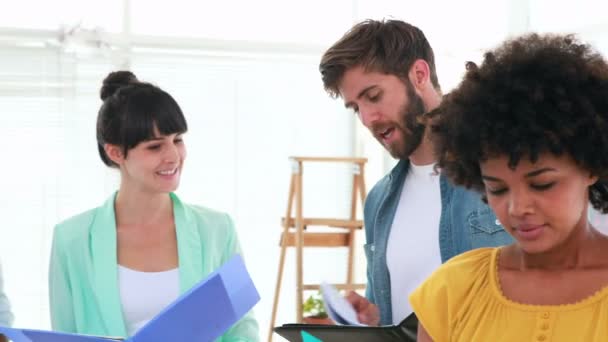 Equipo de negocios creativo mirando las carpetas — Vídeo de stock