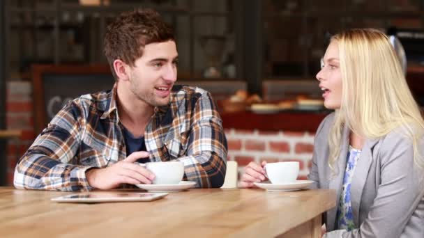 Sonrientes amigos hipster tomando un café — Vídeos de Stock