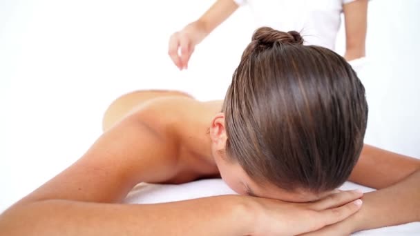 Mujer disfrutando de un masaje exfoliante de sal — Vídeos de Stock