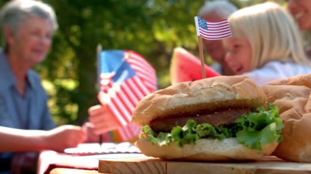 Hamburguesa servida sobre mesa de madera — Vídeos de Stock