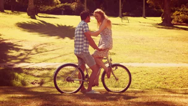 Pareja en un paseo en bicicleta en el parque — Vídeo de stock