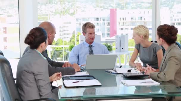 Gente de negocios hablando juntos durante la reunión — Vídeos de Stock