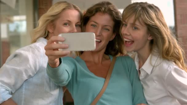 Φίλοι λαμβάνοντας selfie — Αρχείο Βίντεο