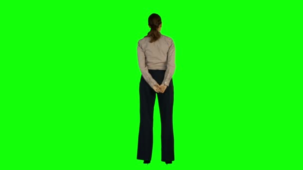 Деловая женщина, стоящая с руками за спиной — стоковое видео