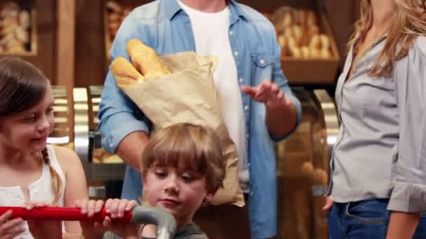 Famille choisissant des gâteaux dans l'épicerie — Video