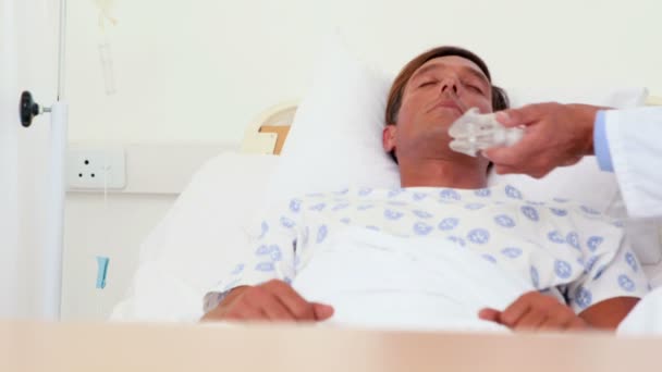 Doctor putting oxygen mask on patient head — Stock Video