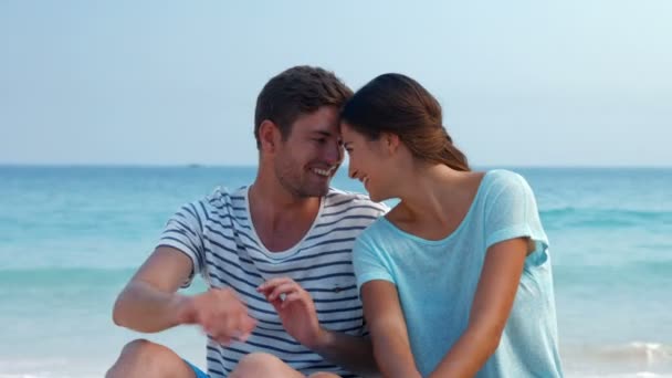 Paar kijken elkaar op het strand — Stockvideo