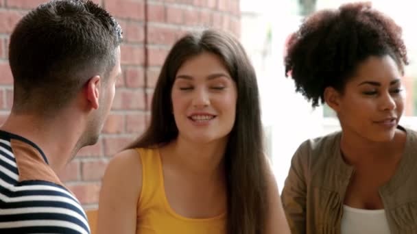 College students hanging out in campus cafe — Stock Video