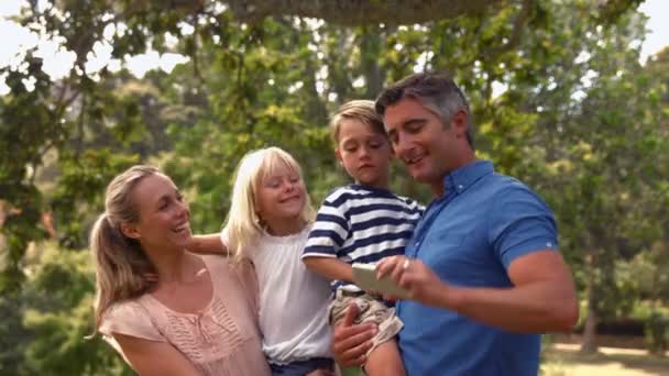 Familia tomando una selfie en el parque — Vídeos de Stock