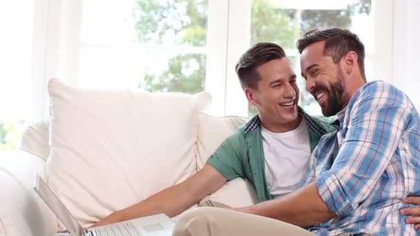 Gay casal relaxante no o sofá — Vídeo de Stock