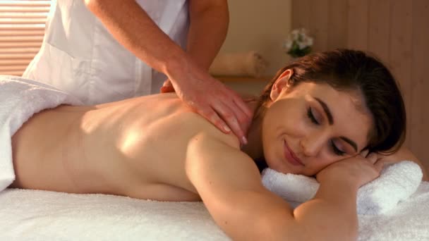 Žena si užívá masáž zad — Stock video