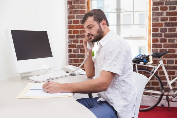 Empresario al teléfono en la oficina — Foto de Stock