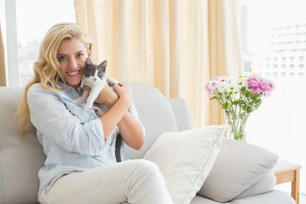 Mulher com gatinho no sofá — Fotografia de Stock