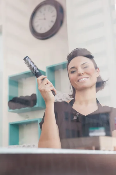 Cabeleireiro segurando escova de cabelo — Fotografia de Stock