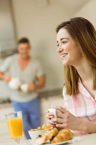 Casal tomando café da manhã juntos — Fotografia de Stock