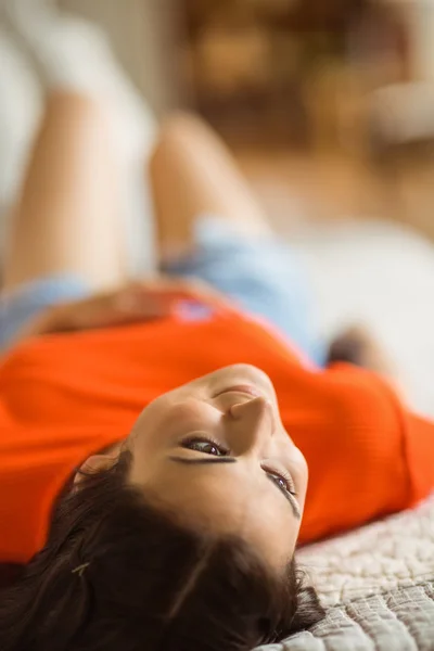 Mulher relaxante no sofá — Fotografia de Stock