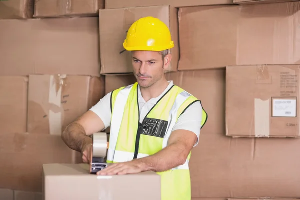 Travailleur préparant les marchandises pour l'expédition — Photo