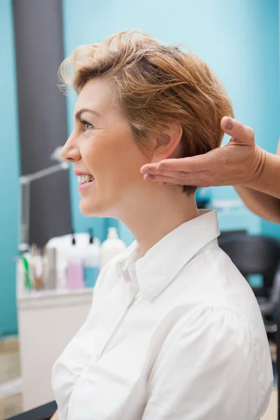 Frisör styling kunder hår — Stockfoto