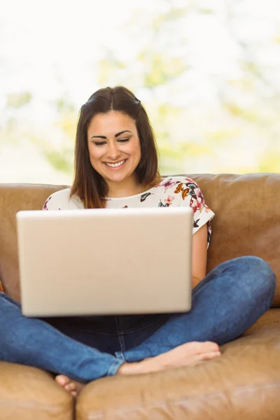 Vrouw ontspannen met laptop — Stockfoto