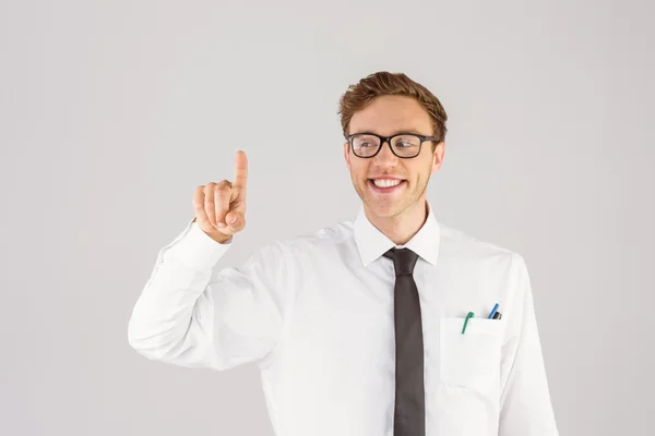 Empresario sonriendo y señalando — Foto de Stock