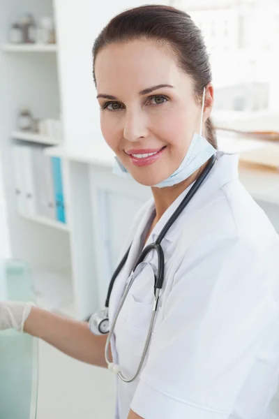 Dokter kijkt naar camera — Stockfoto