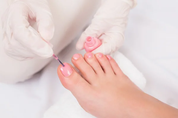 Esteticista pintura unhas dos pés femininas — Fotografia de Stock