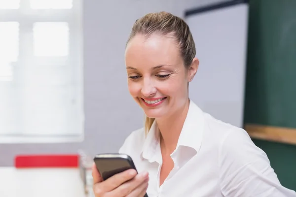 Affärskvinna som använder smartphone — Stockfoto