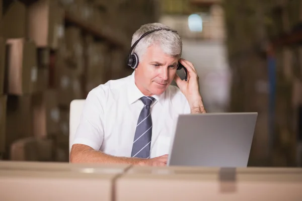 Warehouse manager using laptop — Stock Photo, Image