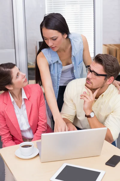 Business-Team mit Laptop — Stockfoto