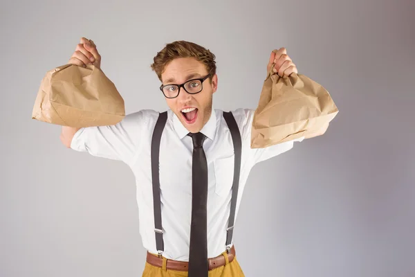 Affärsman holding papperspåsar — Stockfoto