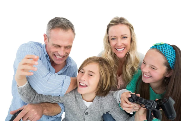 Familj spelar TV-spel — Stockfoto