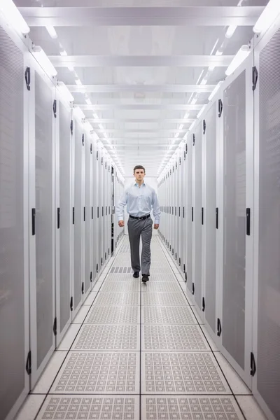 Técnico andando para a câmera — Fotografia de Stock