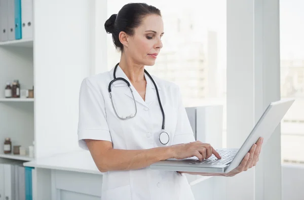 Doctor using laptop — Stock Photo, Image