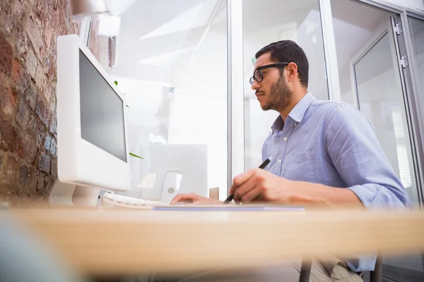 Hombre de negocios que trabaja en la computadora y digitalizador — Foto de Stock