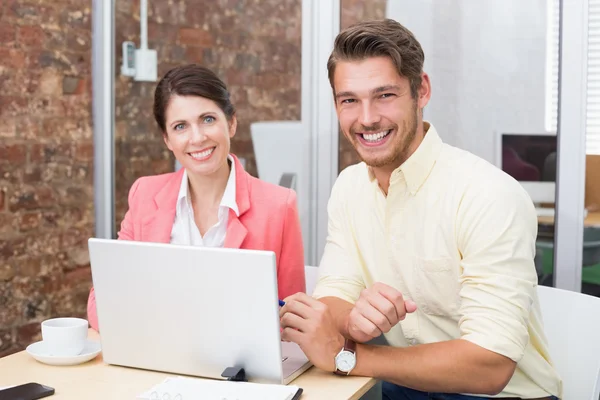 Empresários trabalhando juntos no laptop — Fotografia de Stock