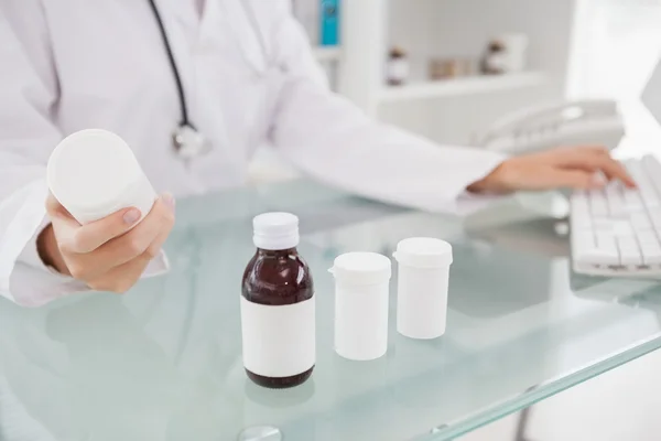 Vet typing on keyboard prescriptions — Stock Photo, Image