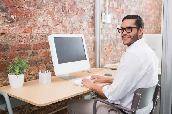 Geschäftsmann nutzt Computer — Stockfoto