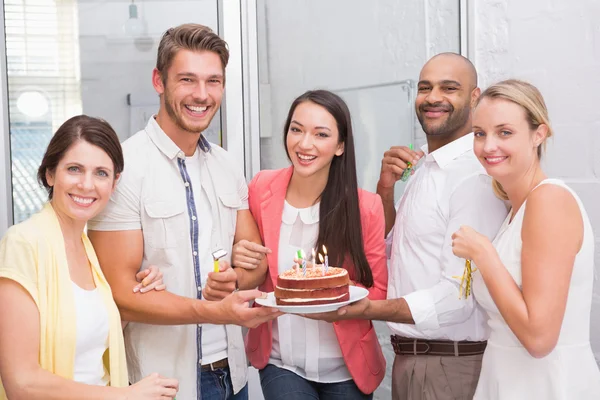 Equipe de negócios comemorando aniversário — Fotografia de Stock