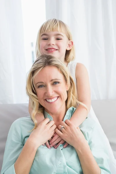 Mãe e filha no sofá — Fotografia de Stock