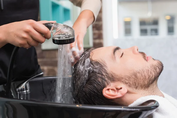 Hair stylist washing male hair — Stock Photo, Image