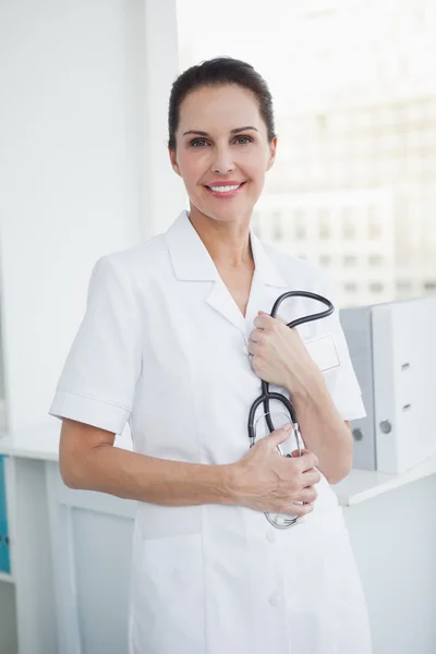 Médecin avec stéthoscope au travail — Photo