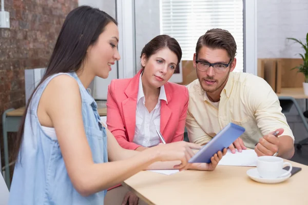 Uomini d'affari che lavorano su tablet pc — Foto Stock