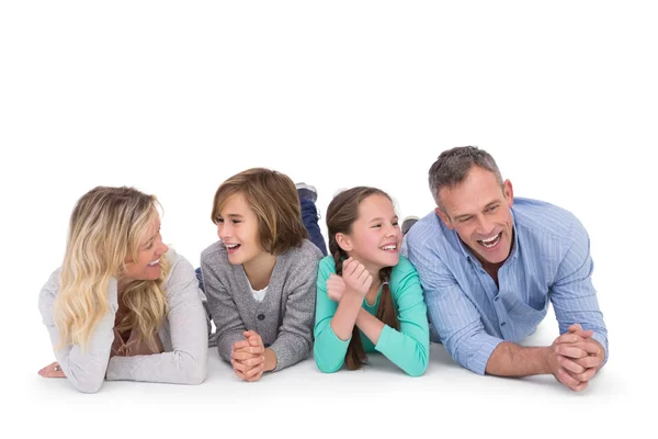 Familie liggend op vloer glimlachen op camera — Stockfoto