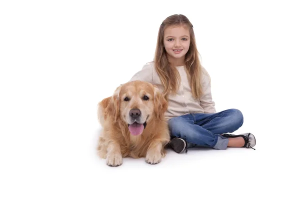 ペットの犬の横に座っている女の子 — ストック写真