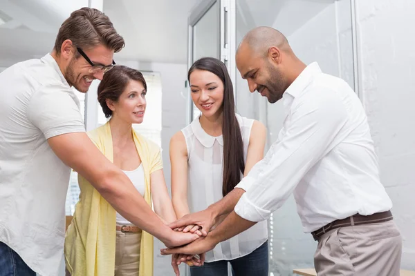 Equipo de negocios poniendo manos juntas — Foto de Stock