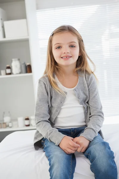 Meisje op zoek naar camera — Stockfoto