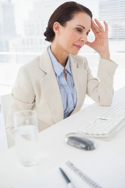 Mujer de negocios masaje dolor de cabeza — Foto de Stock