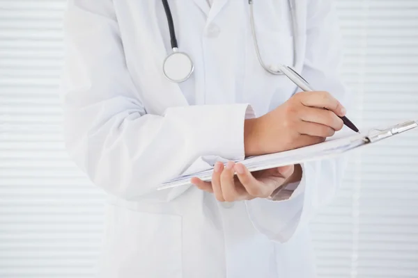 Doctor writing down some notes — Stock Photo, Image